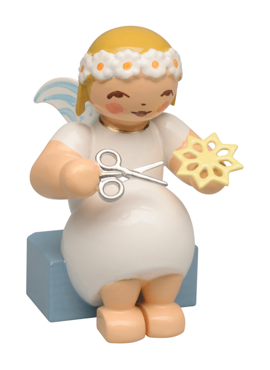 Margeritenengel, sitzend, mit Papierstern