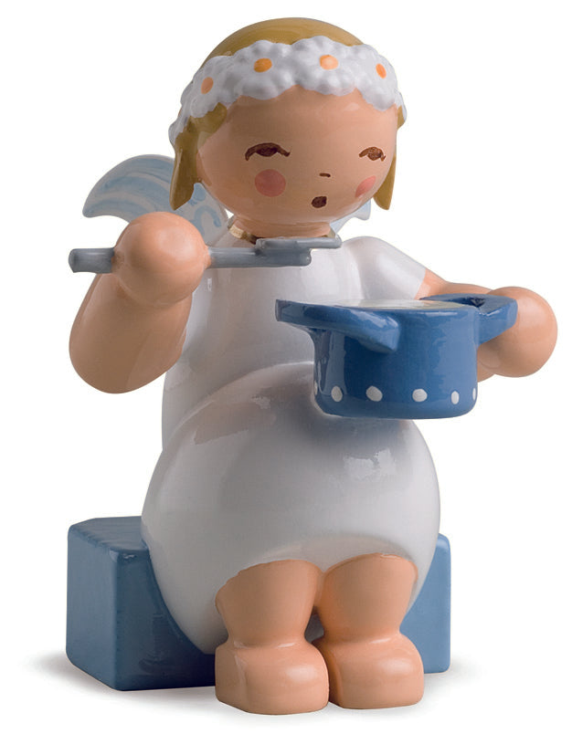 Marguerite angel with saucepan
